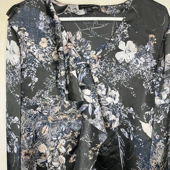 Banana Republic Grey Floral Blouse - Picture 8 of 8
